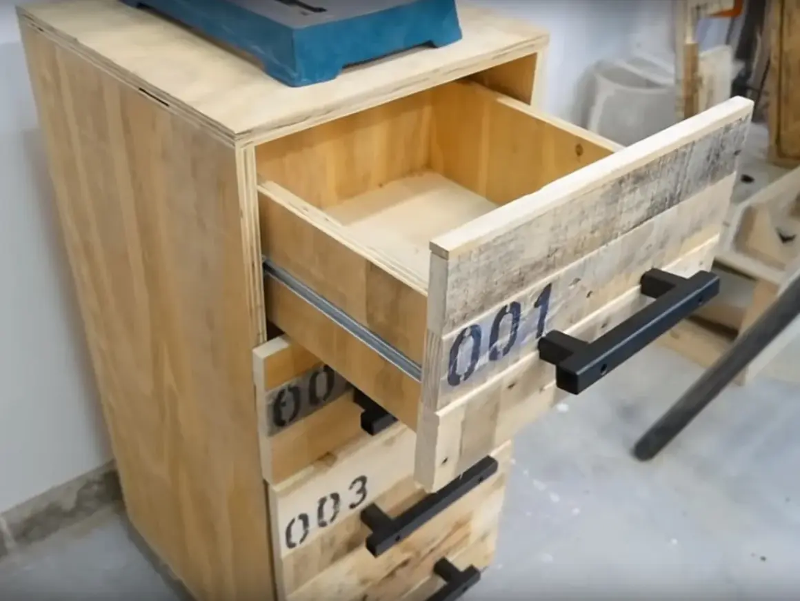 Cassettiera fai da te con pallet, un progetto creativo per organizzare lo spazio.