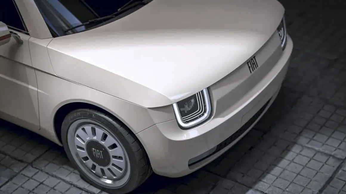 Nowy Fiat 126p w beżowym kolorze, z nowoczesnymi światłami LED i charakterystycznym logo FIAT na masce.