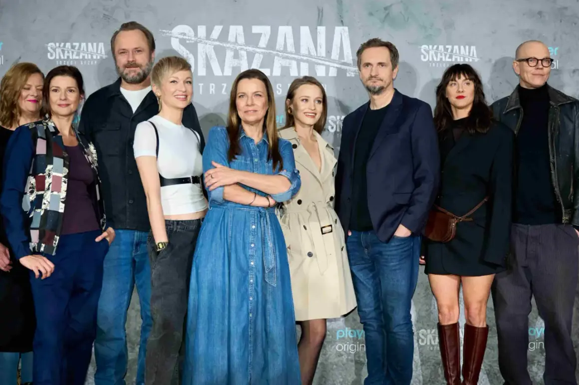 Skazana obsada na tle logo serialu. Grupa aktorów pozuje do zdjęcia, prezentując swoje stylizacje.