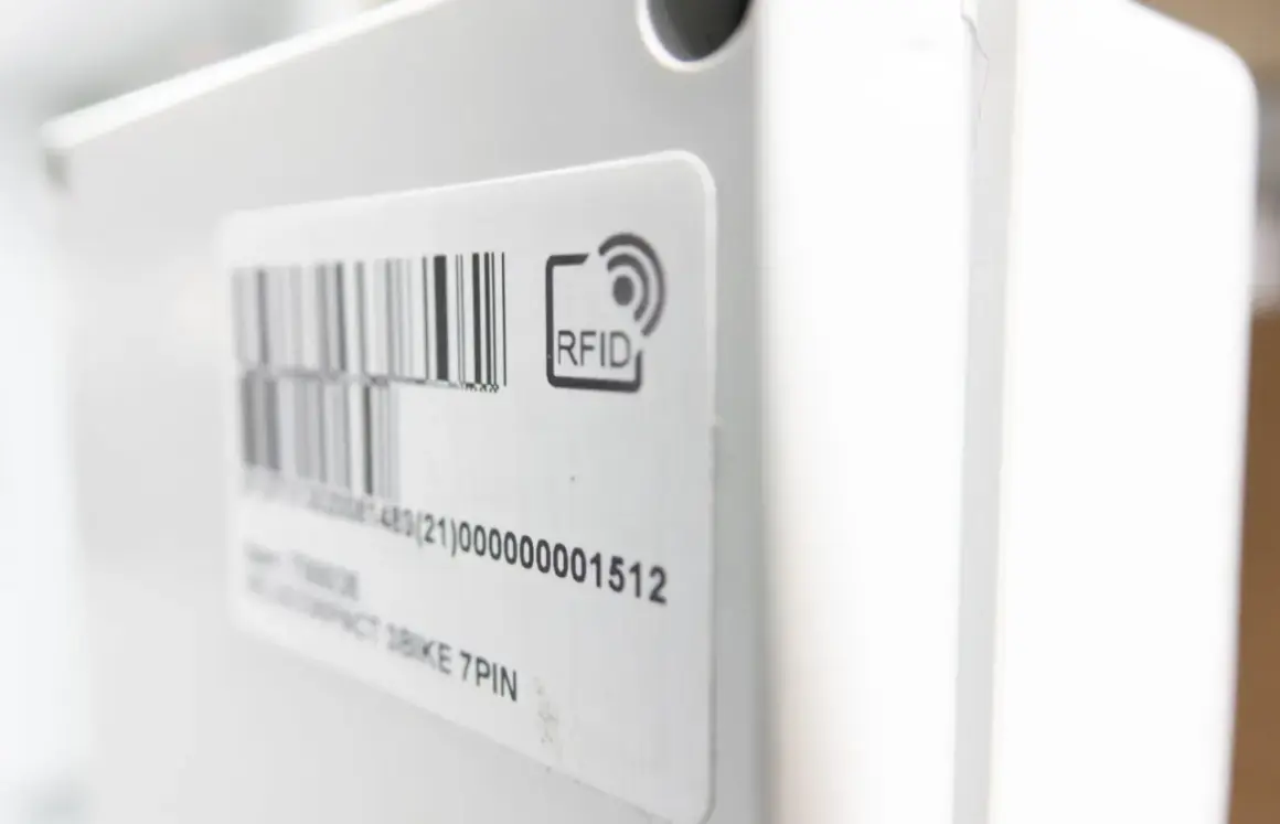 Etykieta cyfrowa RFID na białym urządzeniu. Pokazuje, jak działa etykieta cyfrowa, umożliwiając bezprzewodową identyfikację.