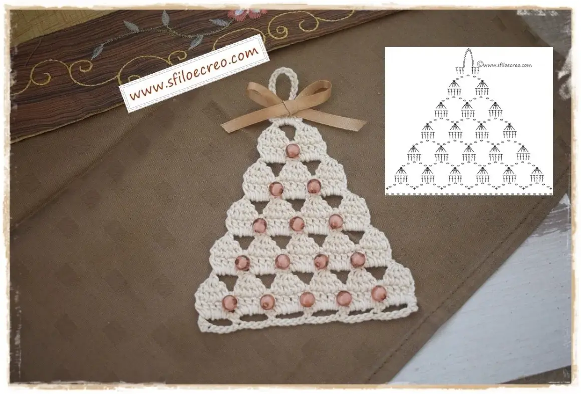 Albero di Natale all'uncinetto con perline e schema. Scopri i lavori uncinetto natale schemi gratis per creare decorazioni uniche.