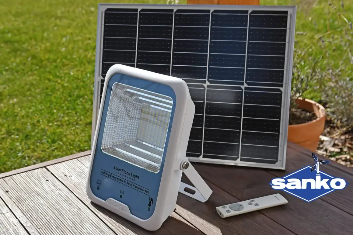 Lampa solarna i panel słoneczny na drewnianym tarasie. Dowiedz się, jak naładować lampę solarną bez słońca, korzystając z alternatywnych metod ładowania.