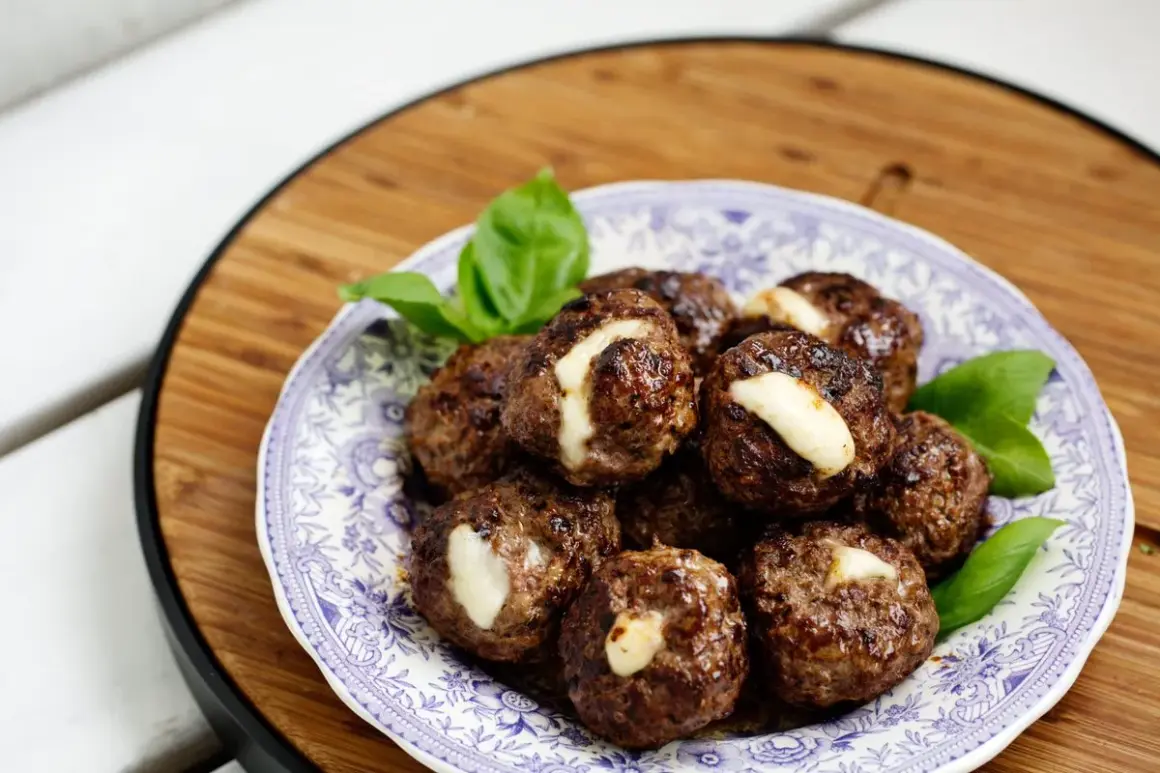 Köttbullar med ost, ett gott recept för viktnedgång gratis. Serveras på en vacker blåvit tallrik med basilika.