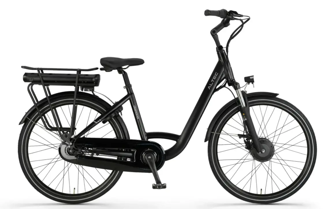 Zwarte e-bike met een e bike voorwielmotor, bagagedrager en accu.