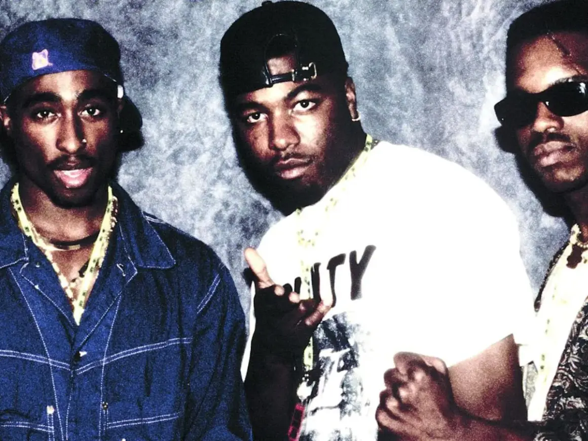Tres raperos posan para una foto, quizás discutiendo la diferencia entre rap y trap.