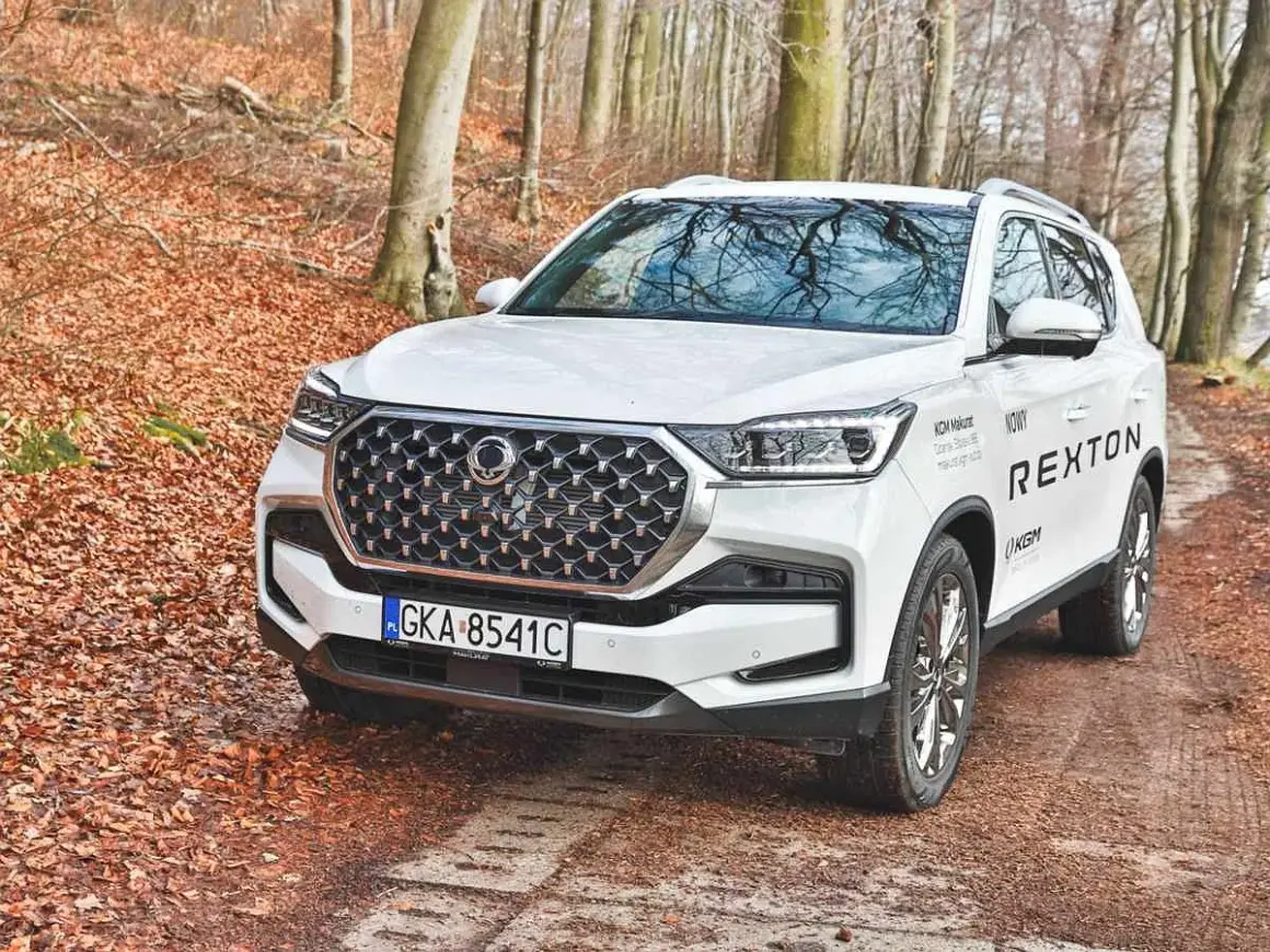 Biały SsangYong Rexton, suv z reduktorem, gotowy na leśne wyzwania.