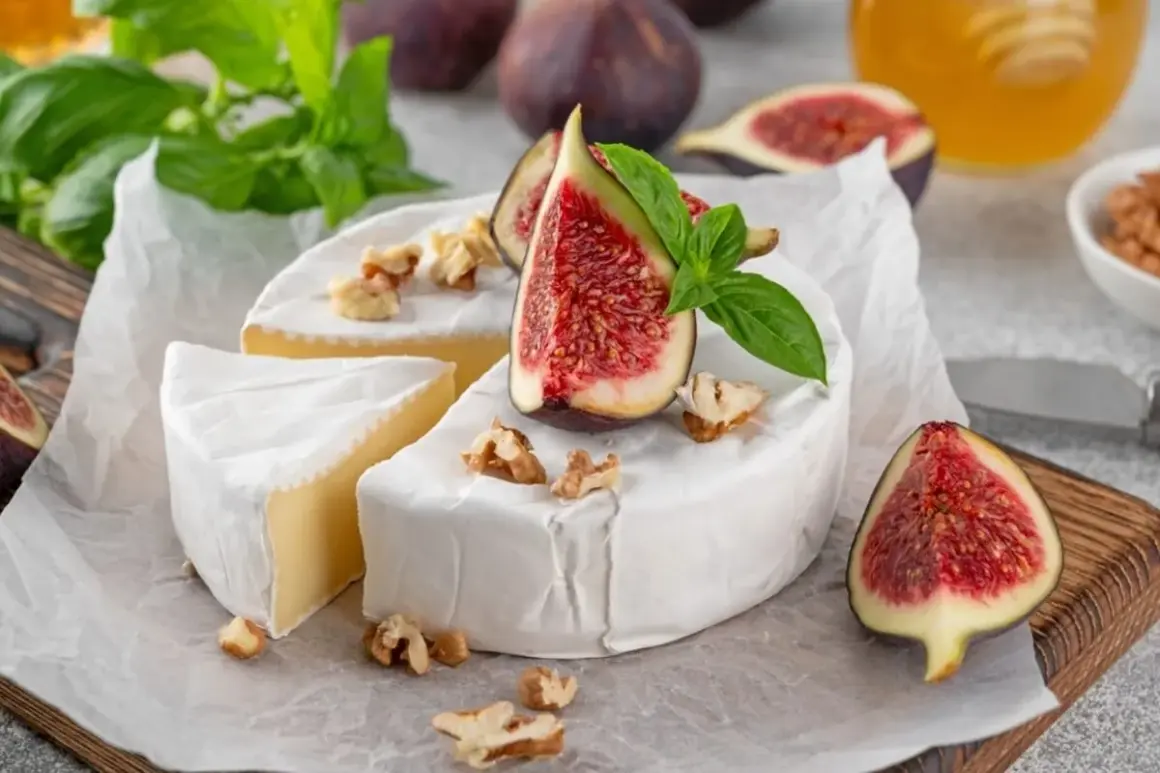 Queso brie cremoso con higos frescos y nueces. ¡La corteza blanca es deliciosa y se come junto con el queso!