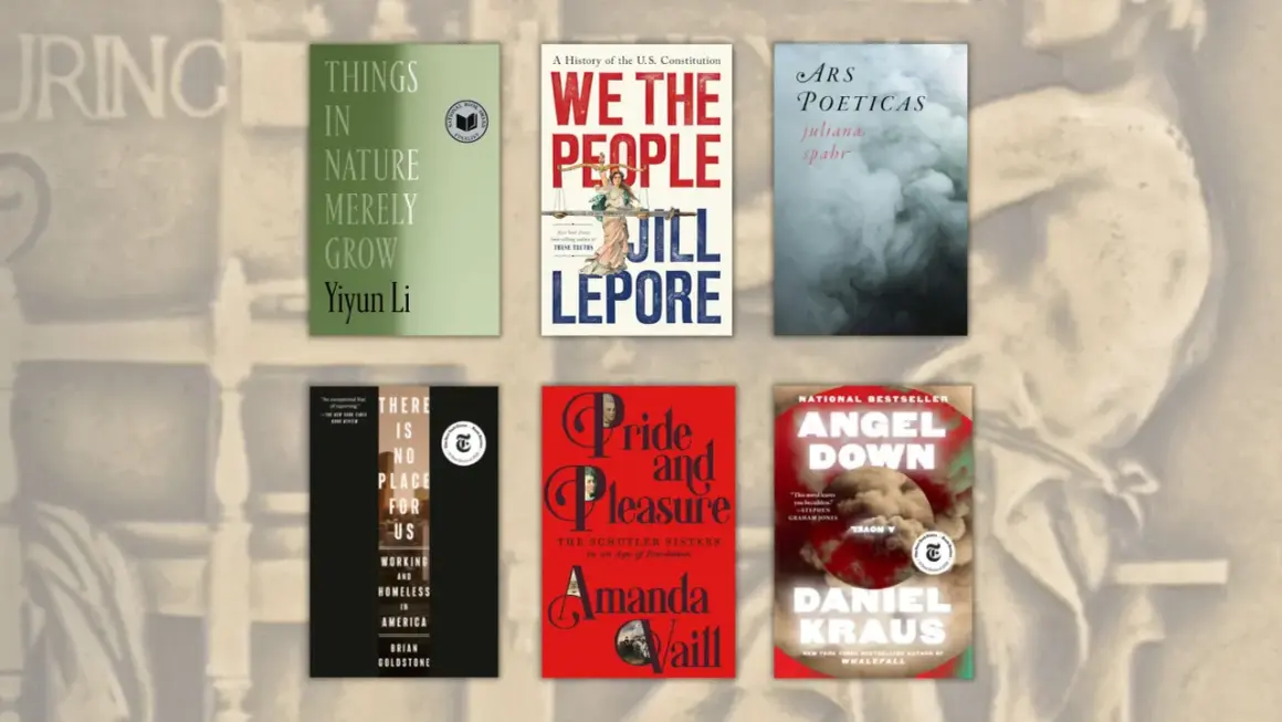 Książki, w tym te nagrodzone Pulitzerem, takie jak "We the People" Jill Lepore, prezentowane na tle historycznych postaci.