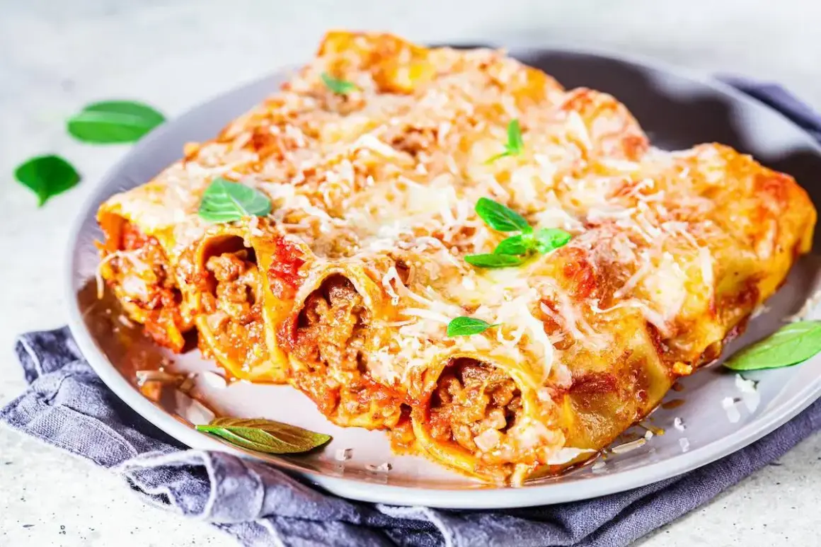 Cannelloni ripieni di carne al sugo, gratinati al forno con parmigiano e basilico, un classico della fregnacce ricetta viterbese.
