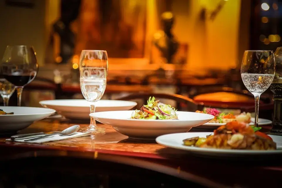 Gdzie zjeść w Gnieźnie? Odkryj sprawdzone smaki i restauracje