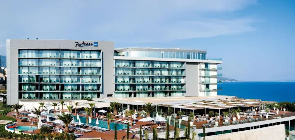Nowoczesny hotel Radisson Blu Split z basenem i tarasem z widokiem na morze.