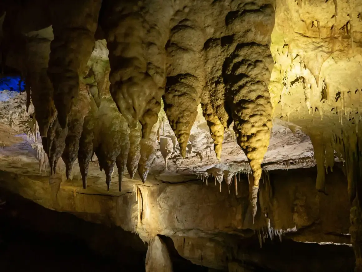 Imponujące stalaktyty i stalagmity w Jaskini Prometeusza w Gruzji tworzą niezwykłą podziemną krainę.