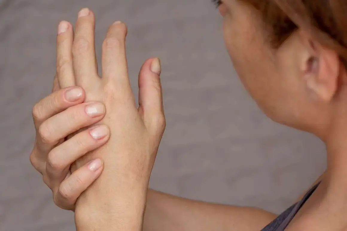 Mano che si tiene, con dita piegate, per alleviare il dolore alle falangi delle mani.