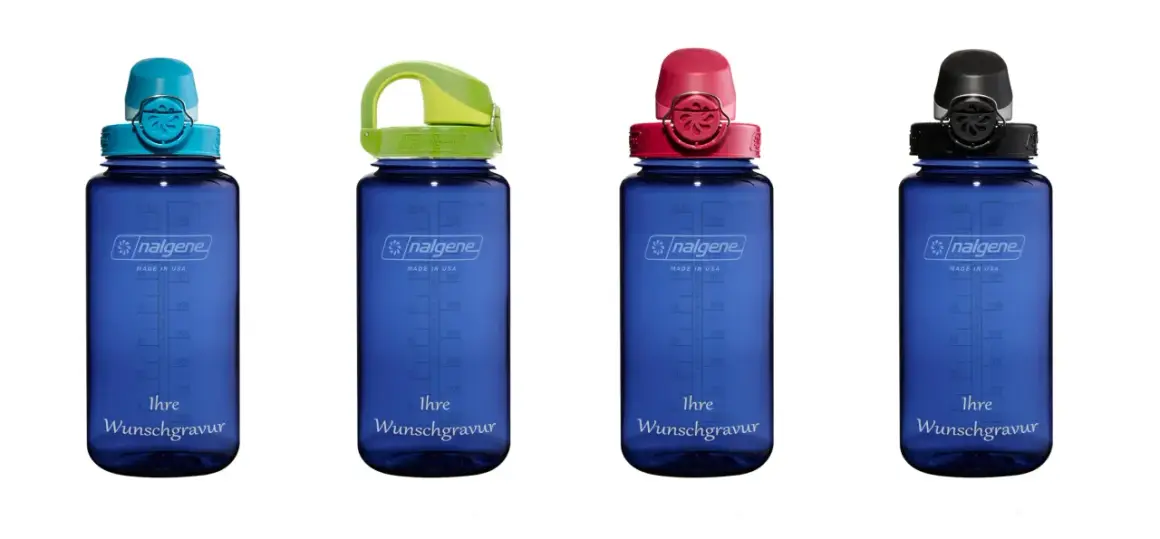 Vier blaue Nalgene Trinkflaschen Everyday OTF mit unterschiedlichen Deckelfarben: türkis, grün, rot und schwarz.