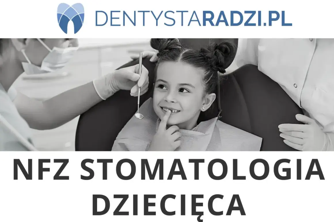 Uśmiechnięta dziewczynka u dentysty. Specjalista wykonuje lapisowanie zębów, dbając o zdrowie malucha. NFZ stomatologia dziecięca.