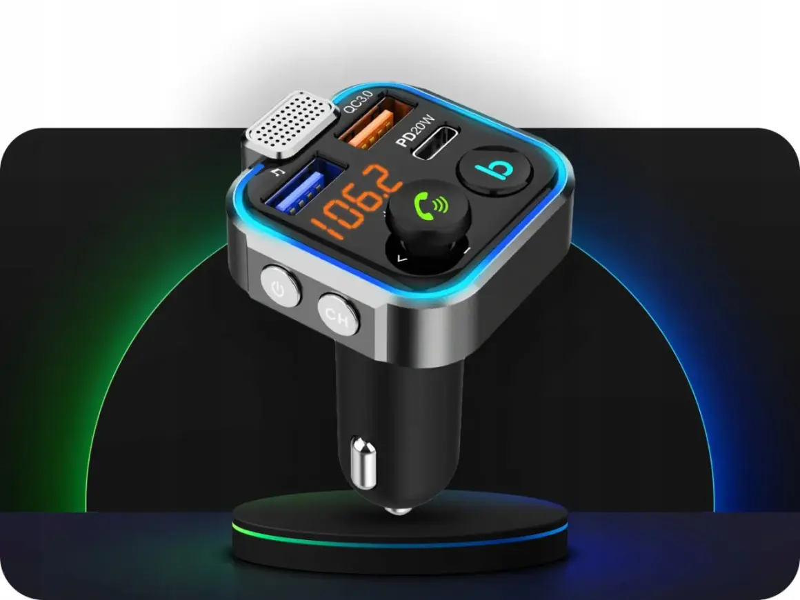 Nowoczesny transmiter FM z wyświetlaczem 106.2, portami USB i przyciskiem Bluetooth.