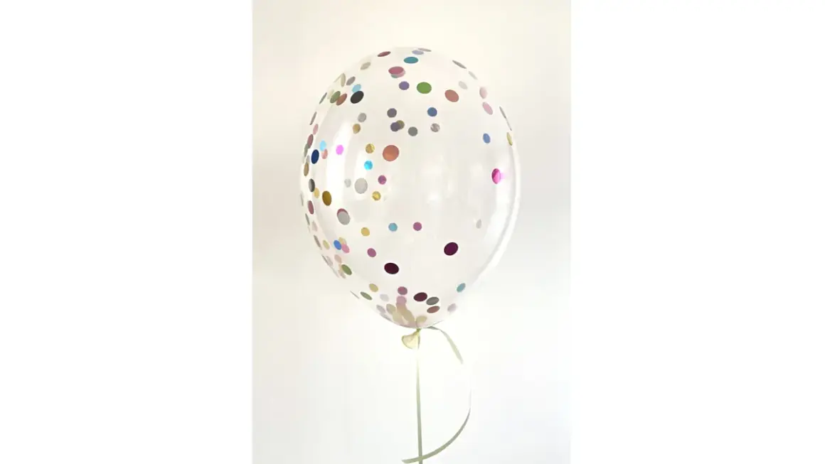 Przezroczysty balon wypełniony kolorowym konfetti.