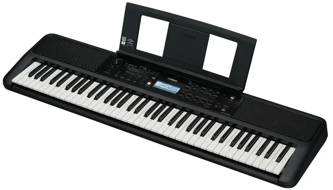 Czarny elektroniczny instrument klawiszowy Yamaha z nutami na stojaku. Idealny do nauki gry.