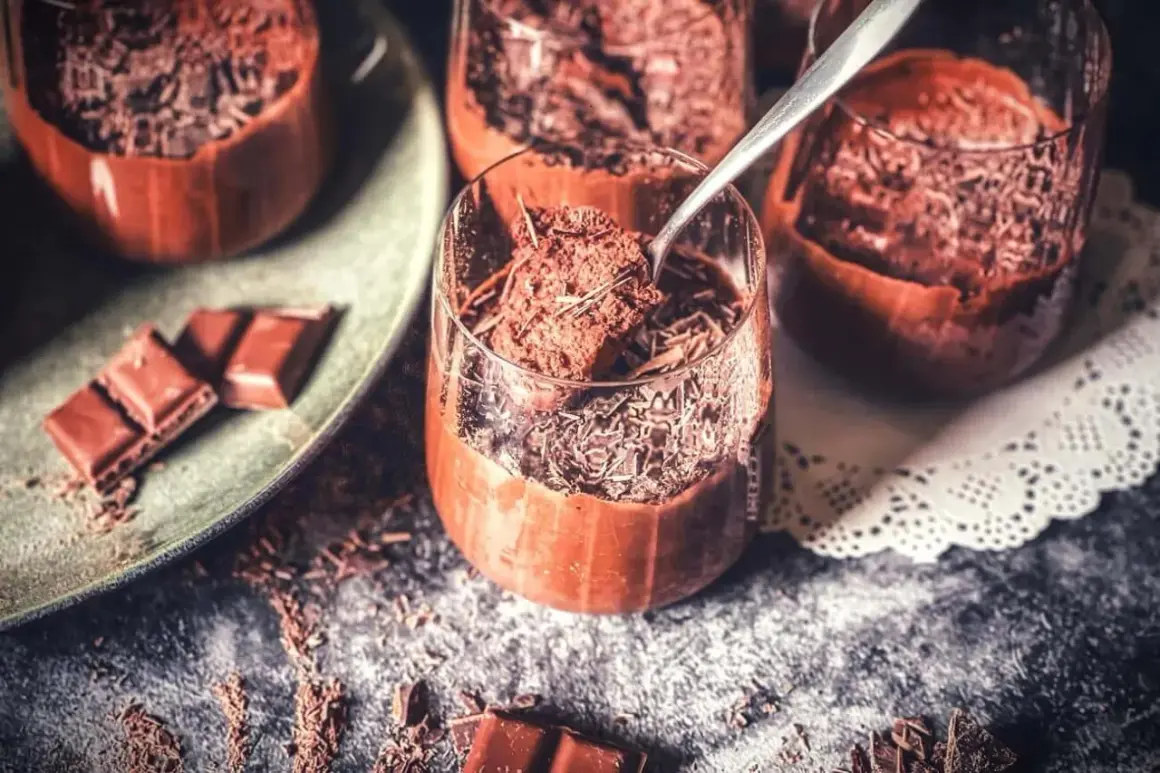 Lücklich, dass es **Mousse au Chocolat ohne Ei** gibt! Diese Schokoladen-Traum wird in Gläsern serviert und mit Schokostreuseln verziert.