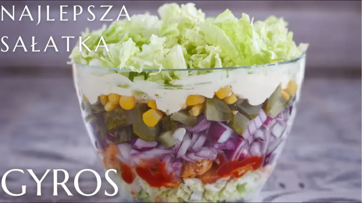 Jak perfekcyjnie układać warstwy w sałatce gyros – proste triki na idealną prezentację