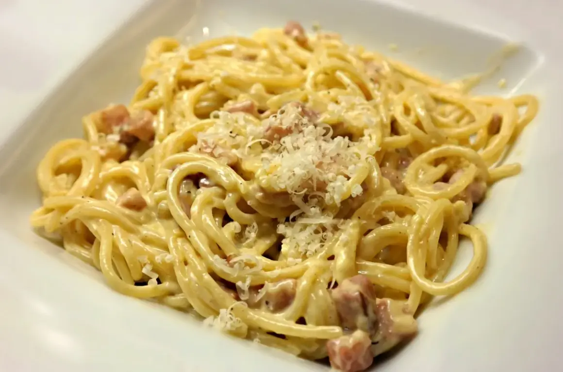 Pyszna carbonara z chrupiącym boczkiem, idealny wybór dla miłośników włoskich smaków.