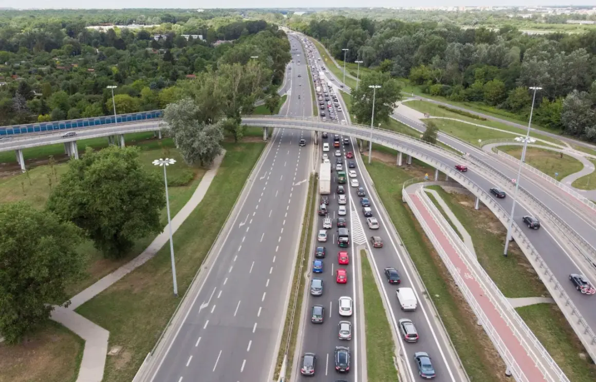 Korek na drodze, samochody stoją w korku. Informacje drogowe Leżajsk.