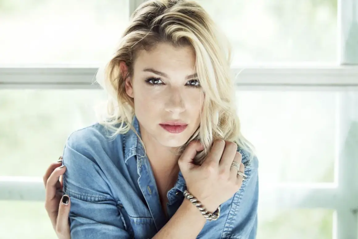 Emma Marrone, con un look casual in camicia di jeans, sguardo intenso e un bracciale che ricorda i testi de "L'amore non mi basta".
