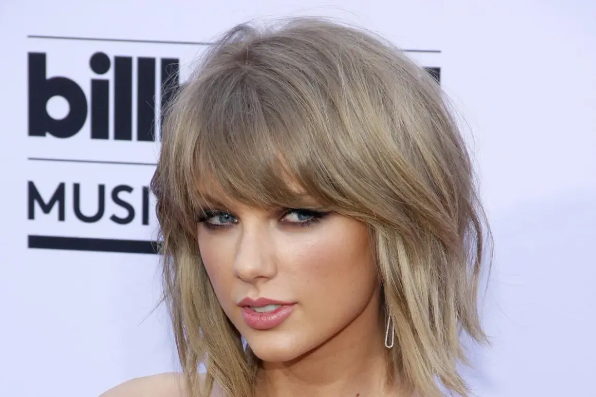 Taylor Swift mit festlichen Frisuren kurze Haare, blauen Augen und einem leichten Lächeln.