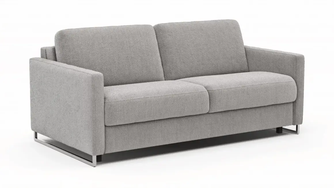 Graues Schlafsofa mit zwei Sitzkissen und Rückenlehnen, ein praktisches Merkmal eines Schlafsofas für Gäste.
