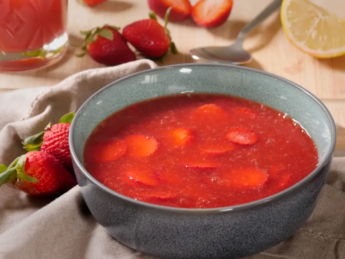 Erfrischende Erdbeer-Kaltschale, ein leichtes Rezept für heiße Tage. Mit frischen Erdbeeren und einem Hauch Zitrone.