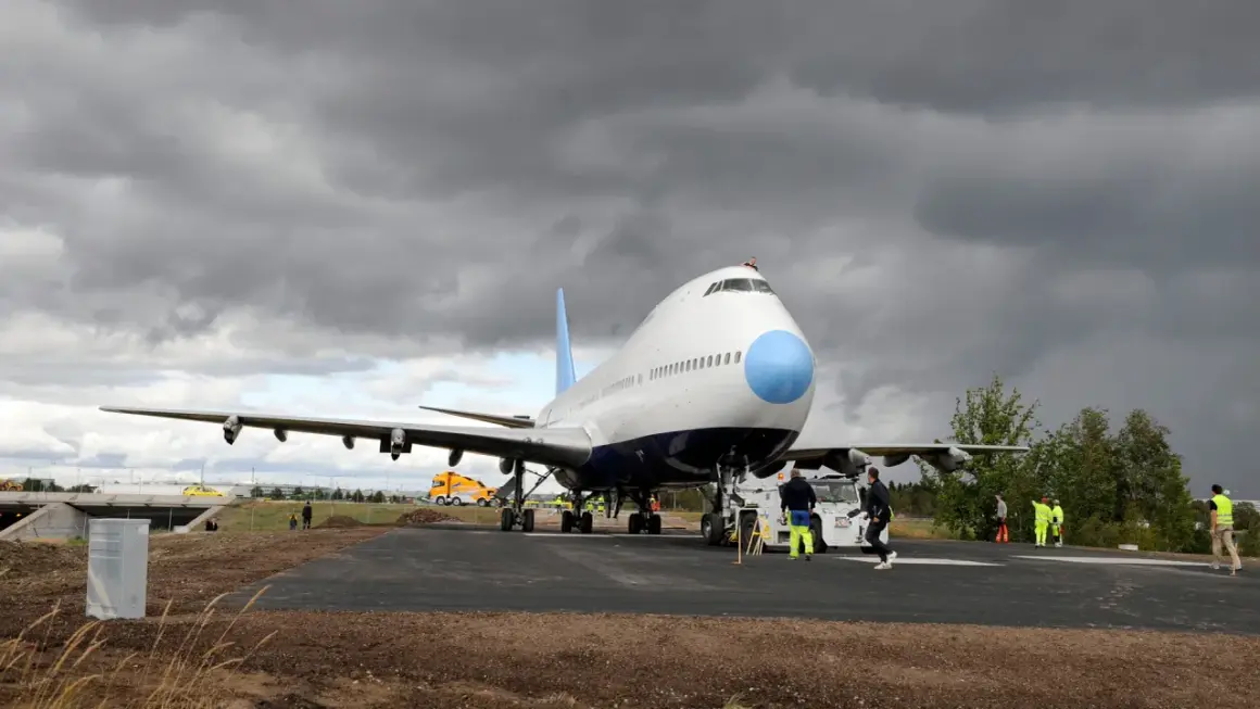 Jumbo stay-planet i Sverige, en Boeing 747, flyttas med hjälp av bogserfordon.