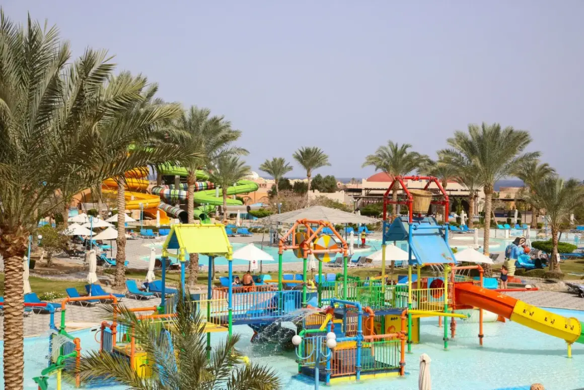 Kolorowy aquapark z palmami, zjeżdżalniami i basenami. Idealne miejsce na wakacje all inclusive Polska.