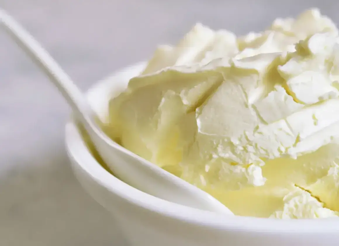 Kremowa masa w miseczce, idealna do deserów. Szukasz, czym zastąpić mascarpone? Oto inspiracja!
