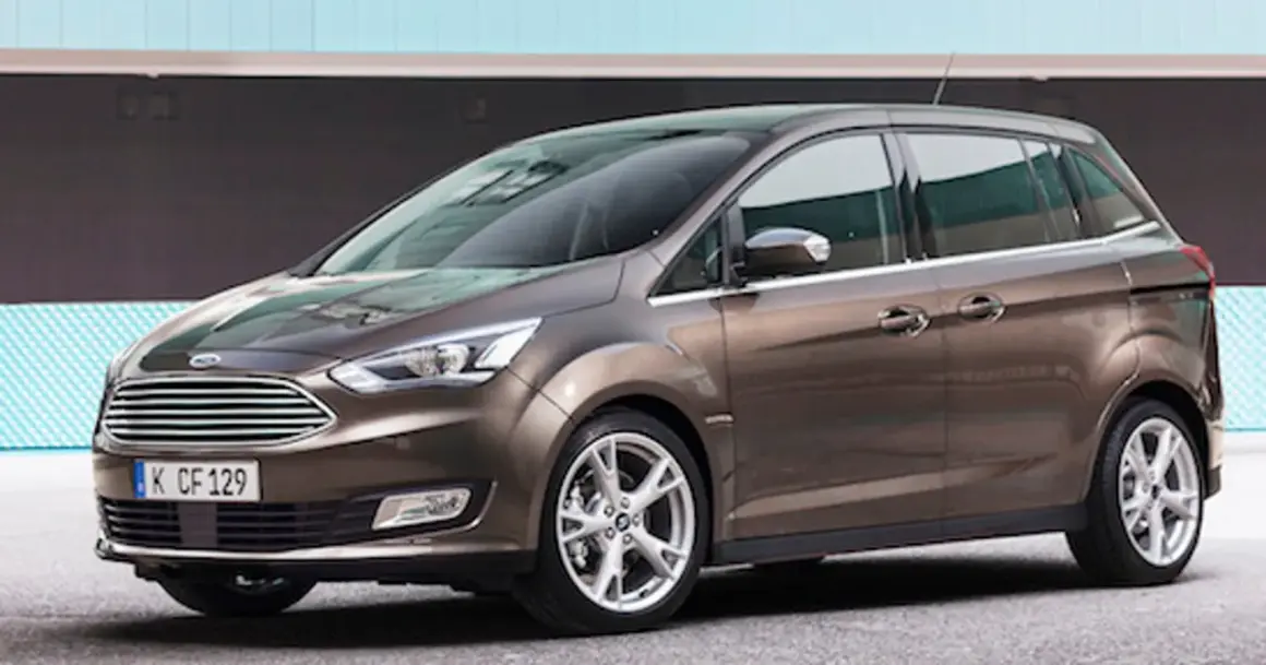 Brązowy Ford C-Max prezentuje swoje eleganckie linie, sugerując bogate ford c-max wersje wyposażenia.
