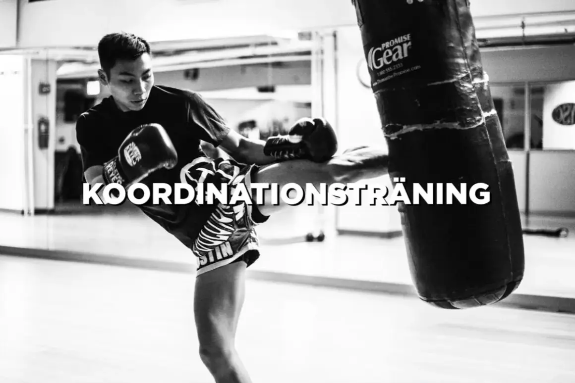 Jakob Lundberg tränar koordination med en spark mot en sandsäck i ett gym.