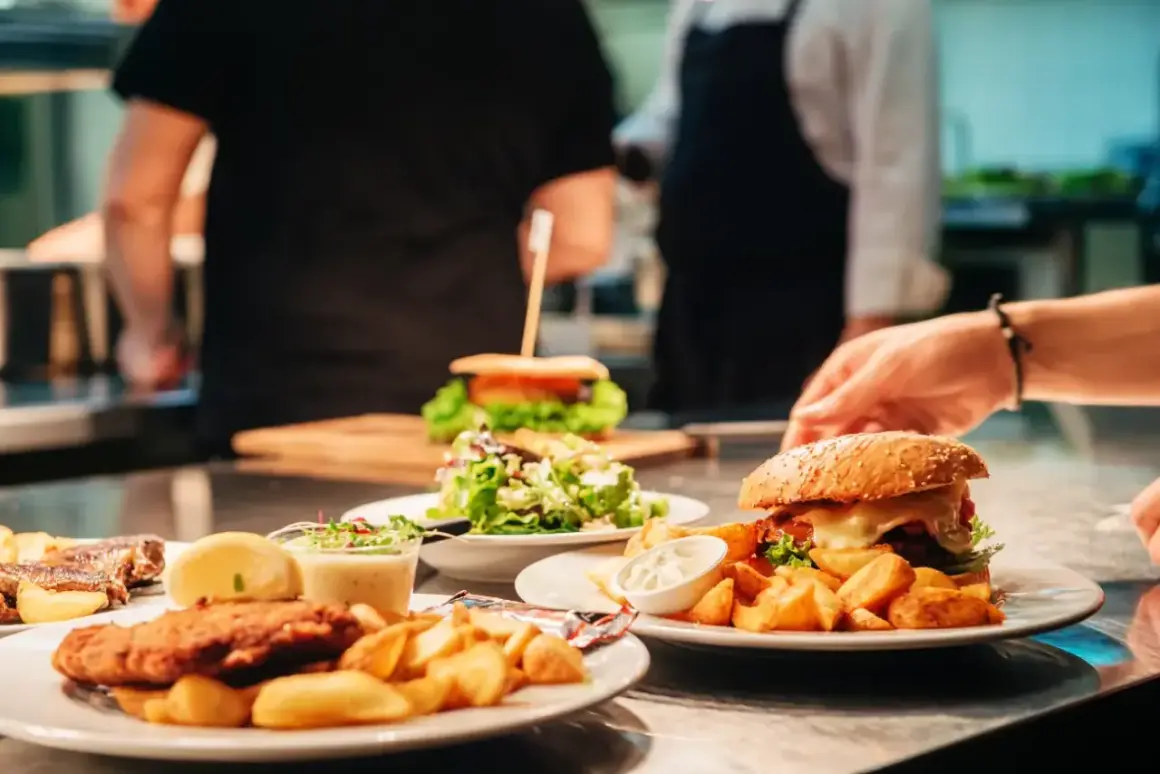 Pyszne dania w restauracji. Kwestia usługi gastronomicznej a VAT jest ważna dla każdego klienta.