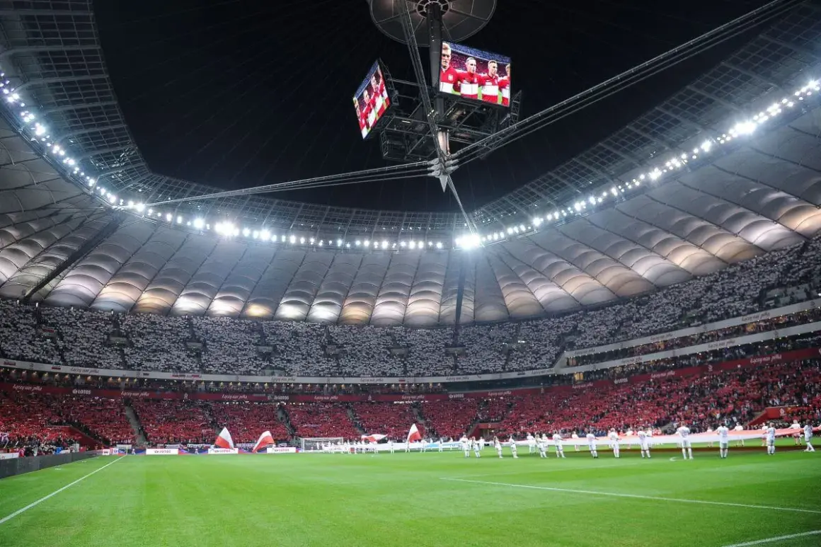 Stadion Narodowy w Warszawie, wypełniony po brzegi kibicami, gotowy na mecz. Zastanawiasz się, ile miejsc ma stadion narodowy? To imponująca arena!