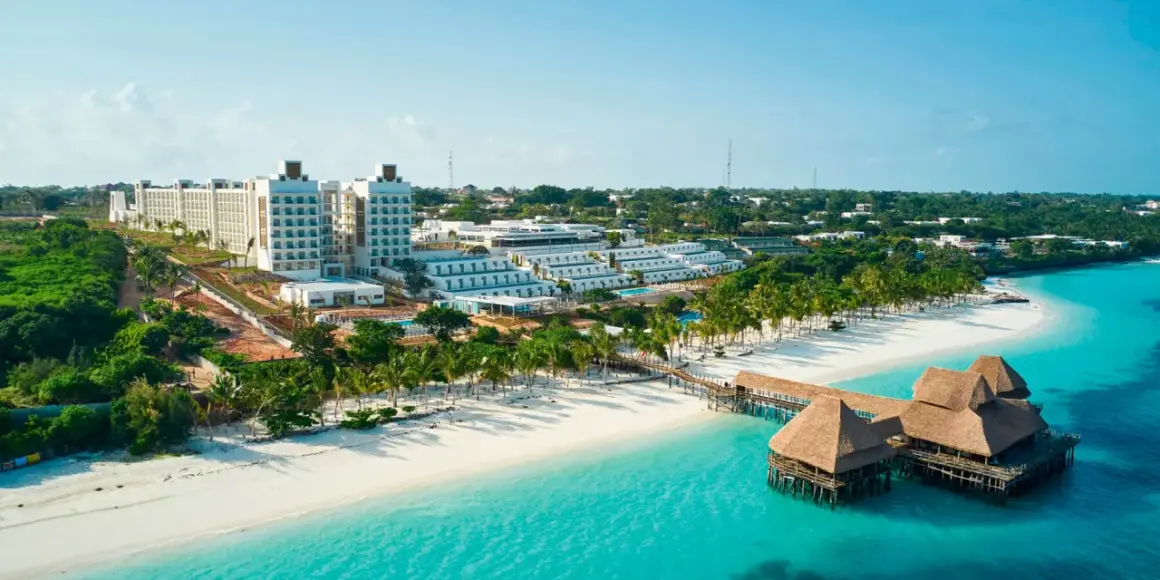 Luksusowy hotel Riu Jambo Zanzibar z białym piaskiem i turkusową wodą.