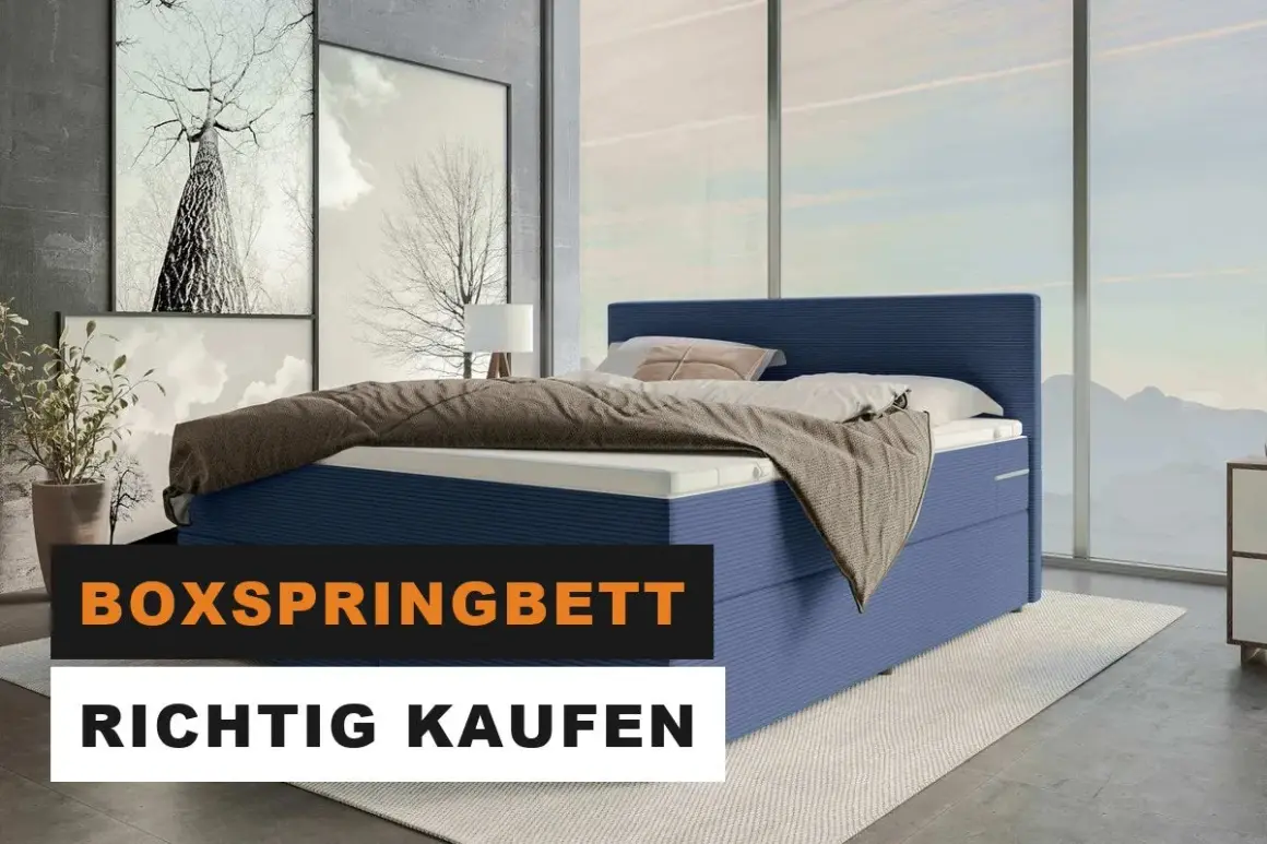 Ein blaues Boxspringbett mit Decke und Kissen steht in einem modernen Schlafzimmer. "Boxspringbett richtig kaufen" steht im Vordergrund.