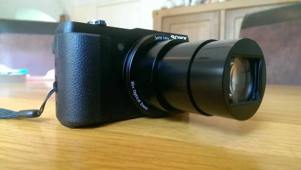 Zwarte Sony Cybershot DSC-HX60V camera met 30x optische zoomlens, klaar voor een sony cybershot dsc hx60v review.