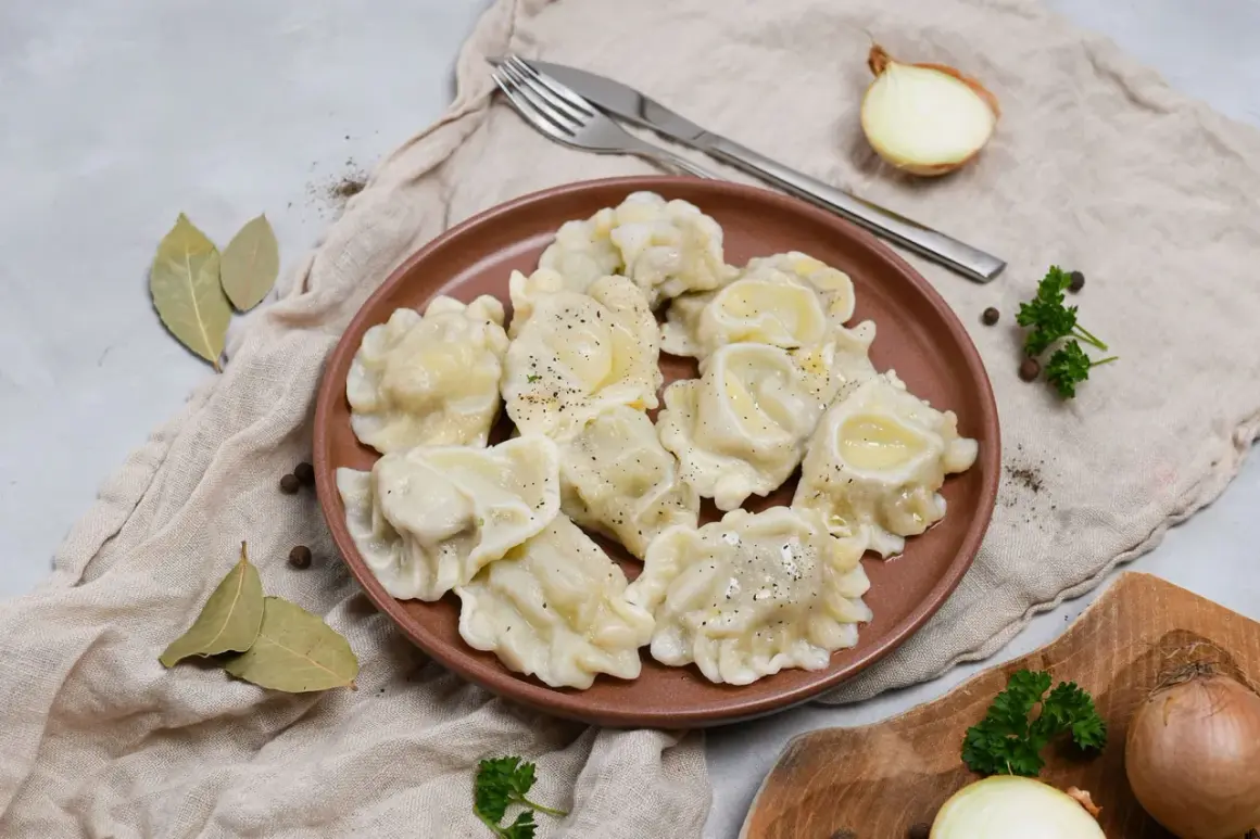 Smażone pierogi z mięsem na brązowym talerzu, z cebulą i natką pietruszki w tle.