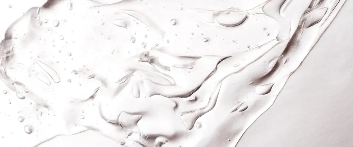 Tracce di gel trasparente con bollicine d'aria, evocano la freschezza e la leggerezza che si potrebbero trovare in un prodotto contenente linalool.