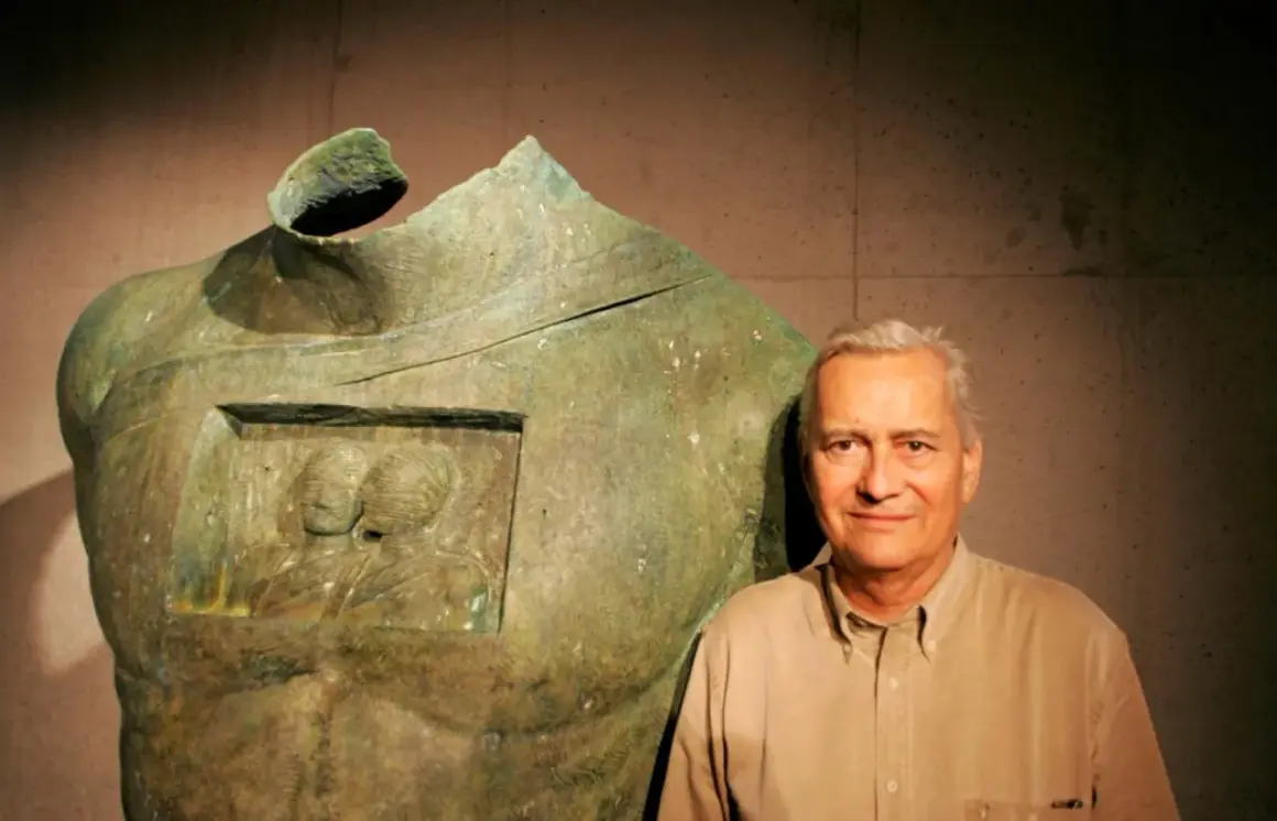 Igor Mitoraj obok swoich monumentalnych dzieł, rzeźby z brązu z wyobrażeniem dwóch postaci.