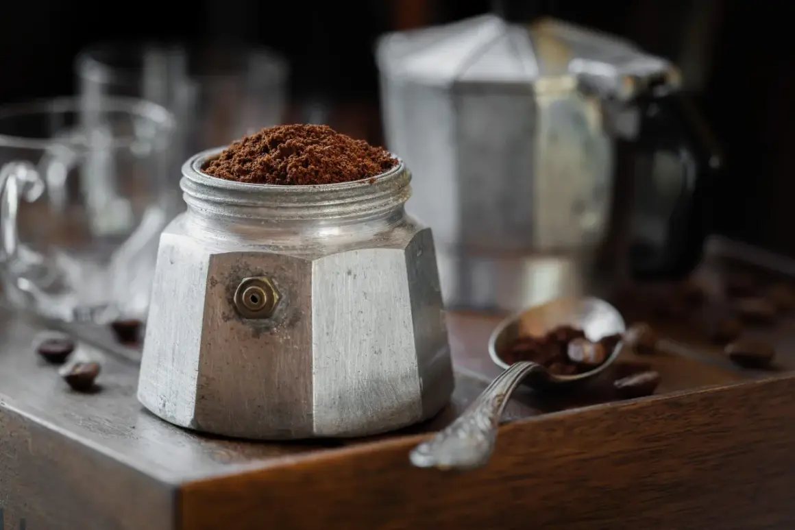La moka è piena di caffè macinato, pronta per essere usata. La domanda è: quanto caffè mettere nella moka per un espresso perfetto?