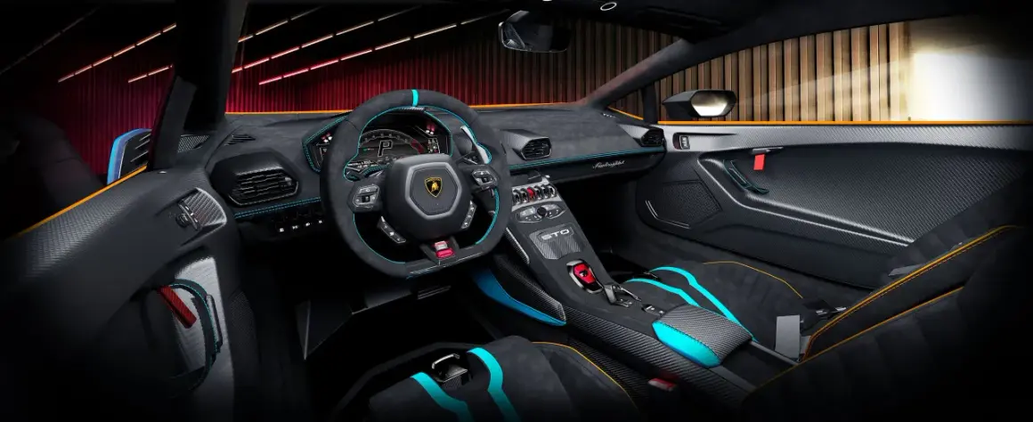 Wnętrze Lamborghini Huracan STO: sportowe fotele, kierownica z alcantary i włókna węglowego, cyfrowe zegary.