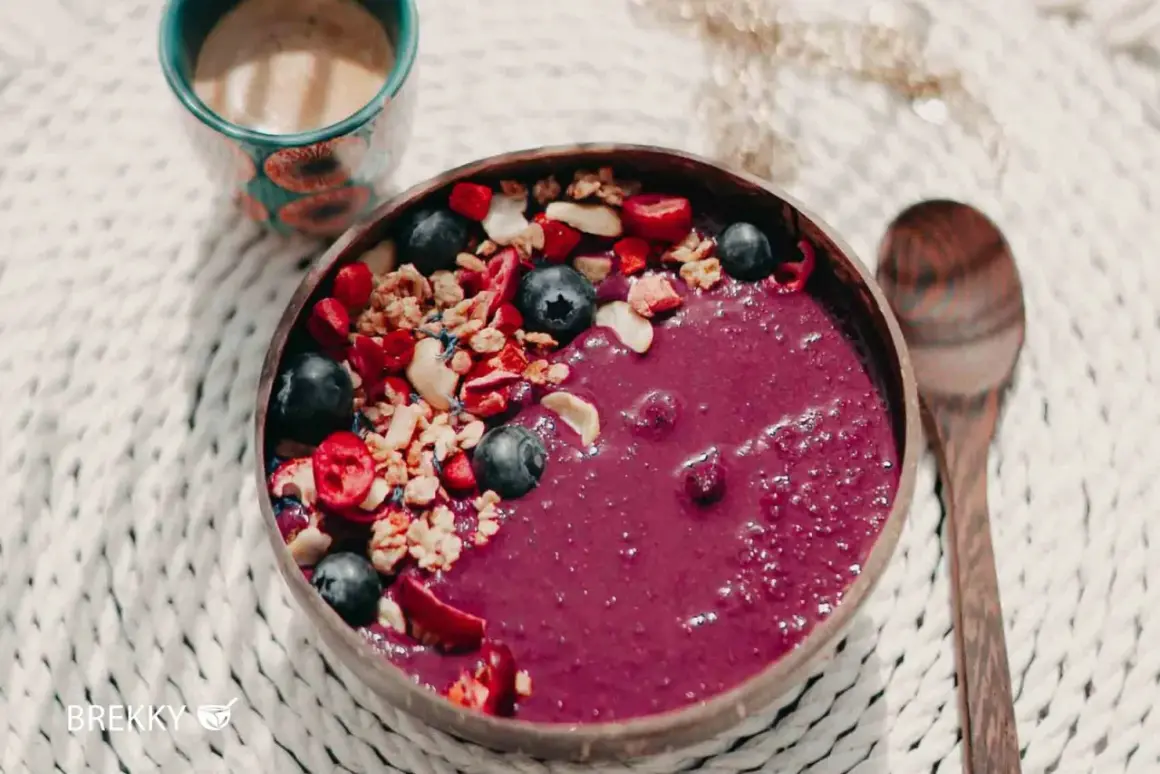 Leckeres Acai Bowl Rezept mit Blaubeeren, Granola und Beeren. Perfekt für einen gesunden Start in den Tag.