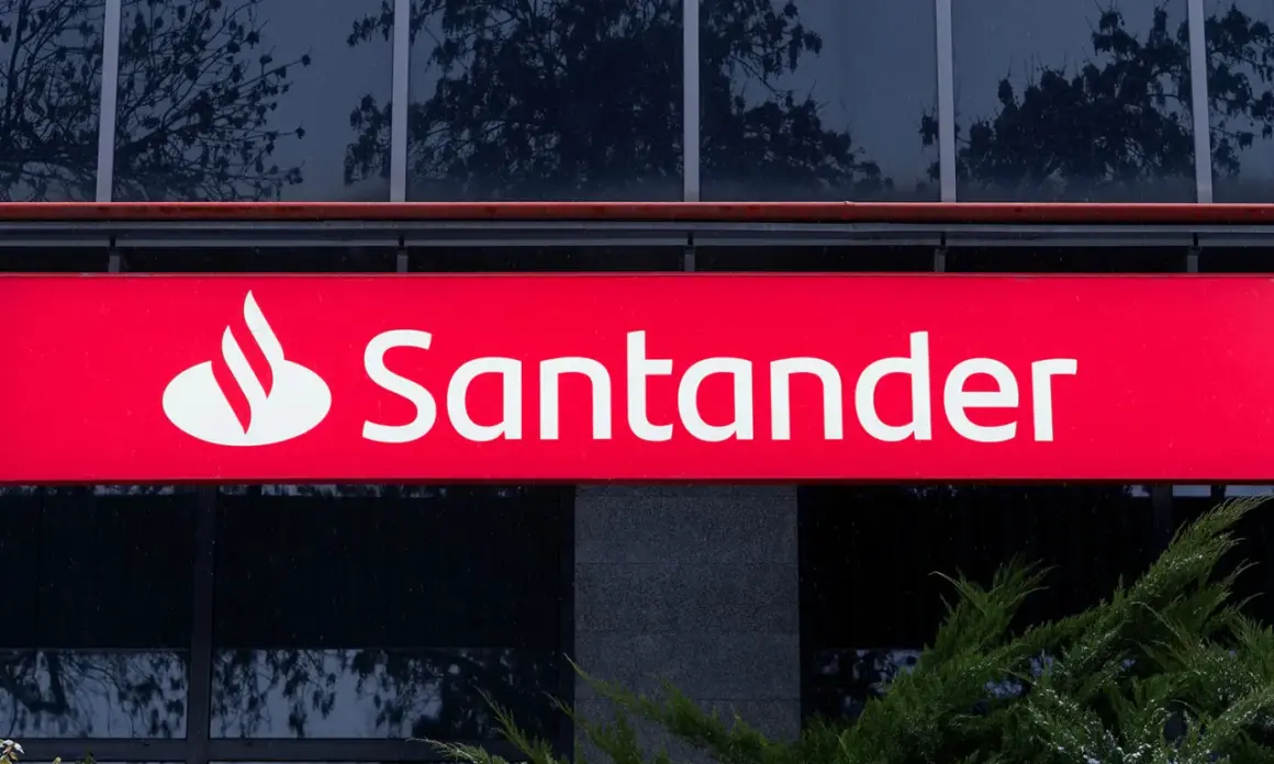 Logo Santander na czerwonym tle, z białym napisem "Santander".