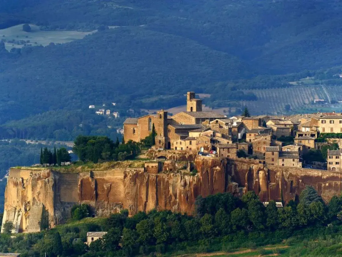 Orvieto, un gioiello arroccato su una rupe tufacea, domina il paesaggio umbro.