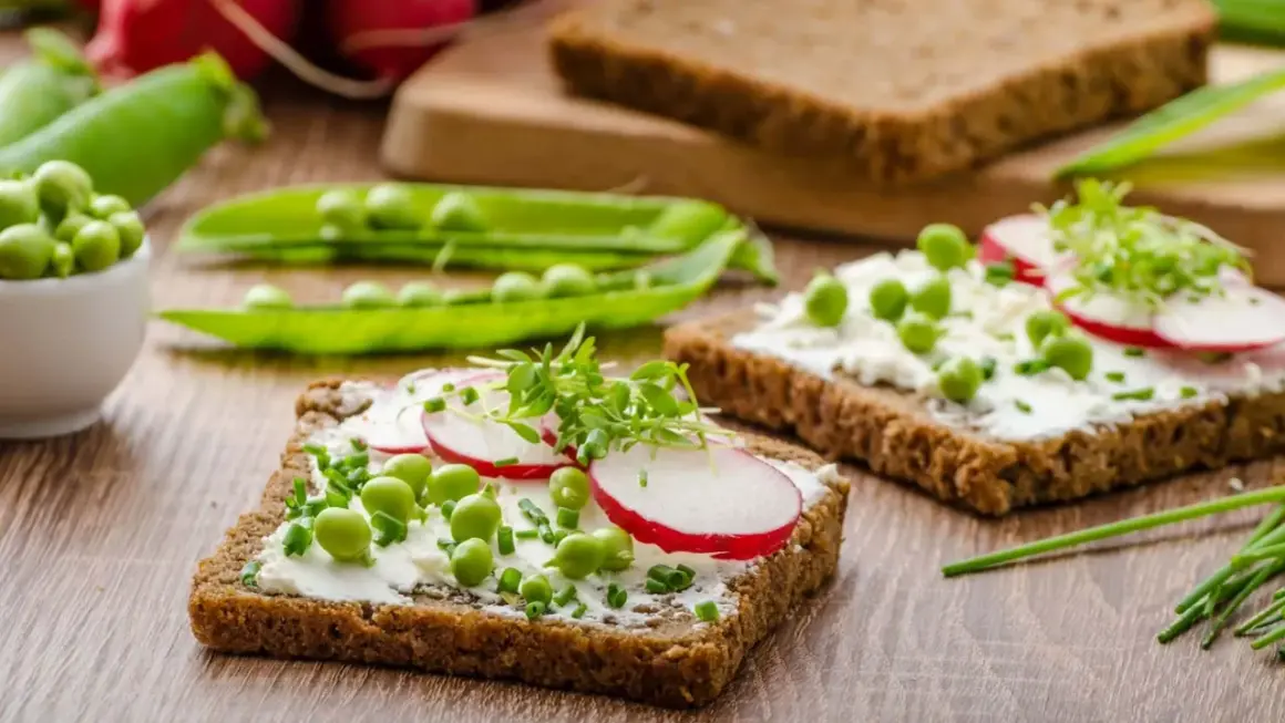 Frisches Vollkornbrot mit Frischkäse, Erbsen, Radieschen und Kresse – ein gesunder Aufschnitt für jeden Tag.