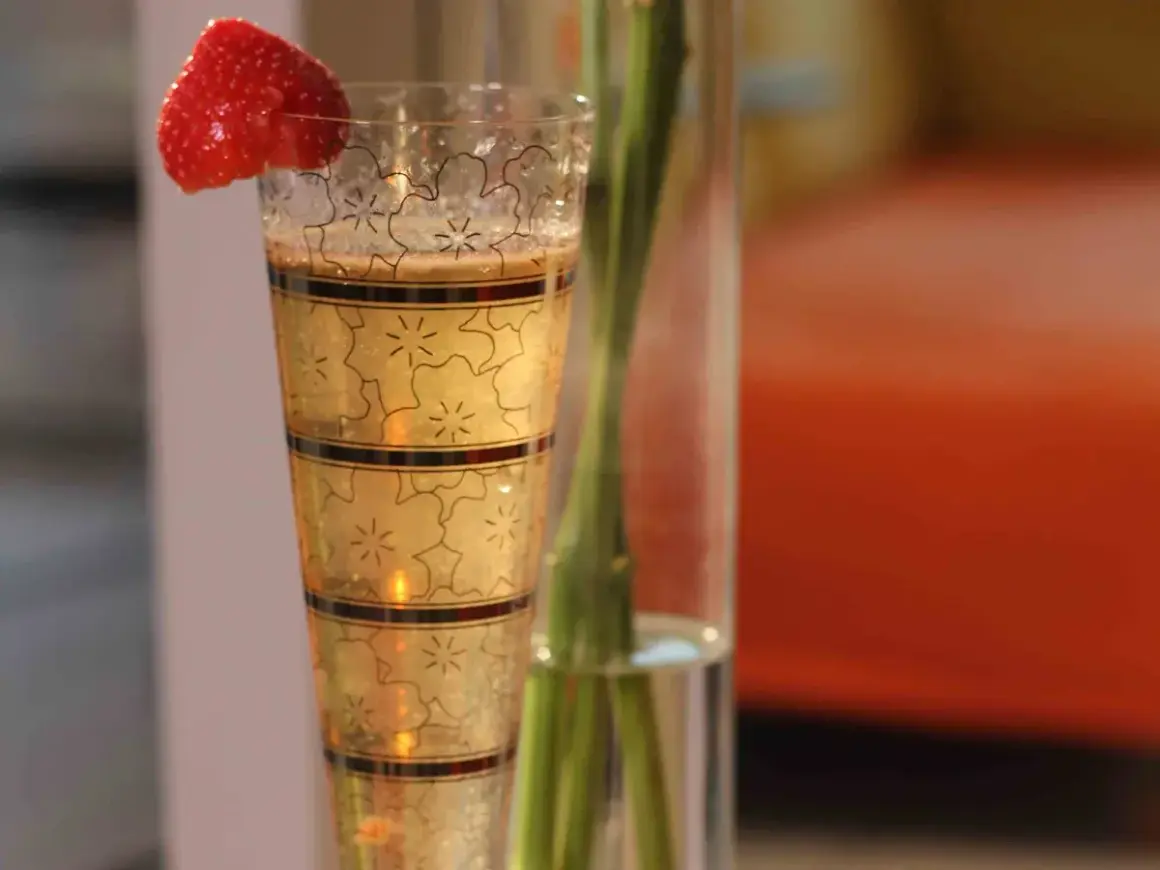 Ein Glas prickelnder Champagner mit Erdbeeren, bereit für einen besonderen Anlass.